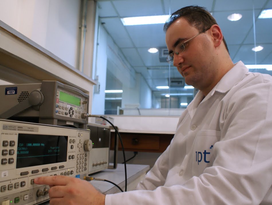 Serviços em telecomunicações 1 Pesquisador do laboratório controla aparelho de calibração