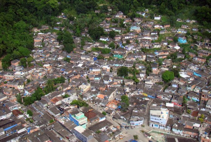Imagem do sobrevoo na Vila Baiana, no Guarujá, uma das áreas que estão sendo mapeadas pelo IPT