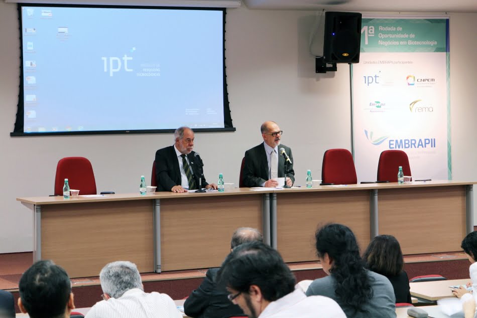 Jorge Almeida Guimarães (à esq.) e Fernando Landgraf, diretores-presidentes da Embrapii e do IPT, respectivamente, formaram a mesa de abertura da 1° Rodada de Oportunidade de Negócios em Biotecnologia