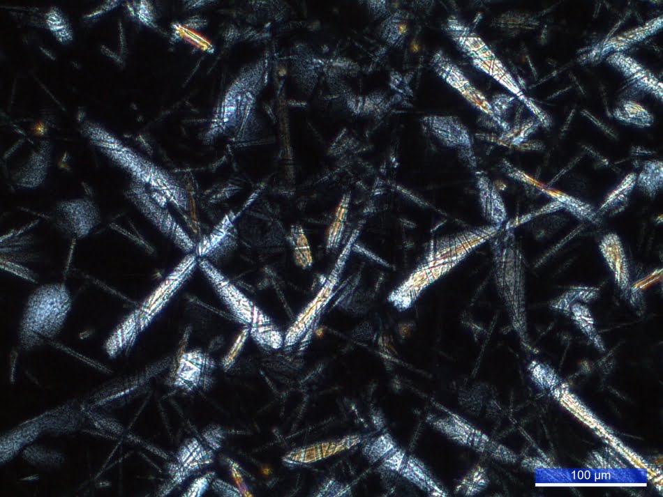 Fotomicrografia da seção delgada do \'nanoglass\', indicado como material vitrocerâmico