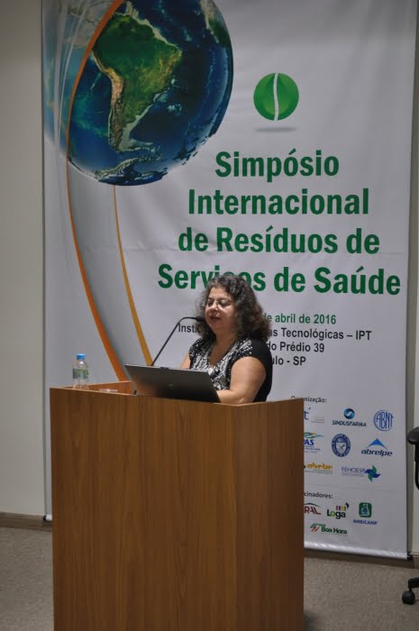 Mara Lúcia: ensaios de transparência, de estanqueidade e de resistência à queda são executados em laboratório para avaliar o atendimento aos requisitos e garantir a segurança do usuário - Crédito foto: Divulgação evento