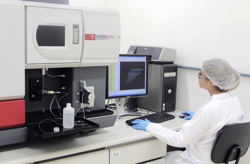 Espectr&ocirc;metro de emiss&atilde;o at&ocirc;mica por plasma (ICP)