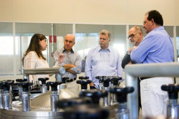 Equipe do IPT conheceu a nova sede do Centro Cerâmico do Brasil (CCB): da esq. para dir, Ana Paula, Cabral Jr, Mitidieri, Landgraf e Paschoal. Crédito foto: Divulgação CCB