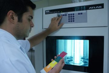 Ensaios de exposição ao arco de xenônio em câmara refrigerada a ar