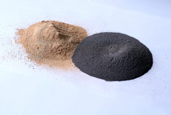 Argila alimentada no forno (à esquerda) e argila calcinada em ambiente redutor (à direita)
