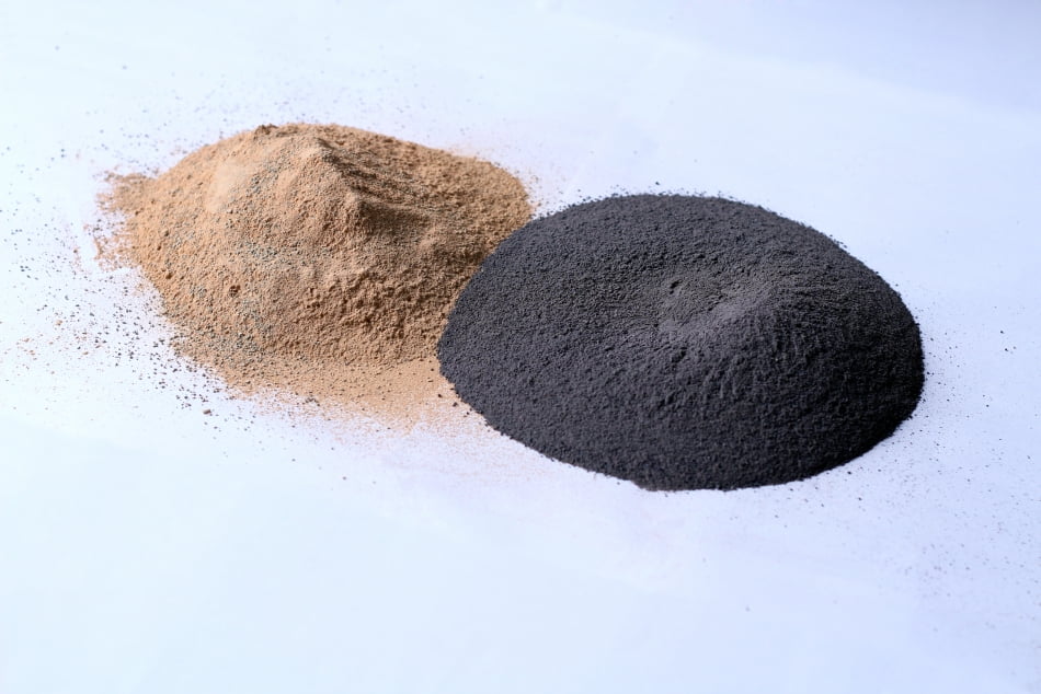 Argila alimentada no forno (à esquerda) e argila calcinada em ambiente redutor (à direita)