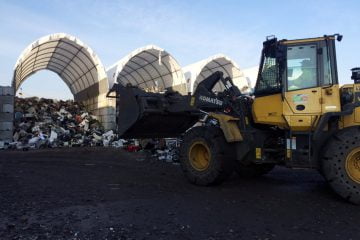 Resíduos eletroeletrônicos antes da separação em empresa de reciclagem na França