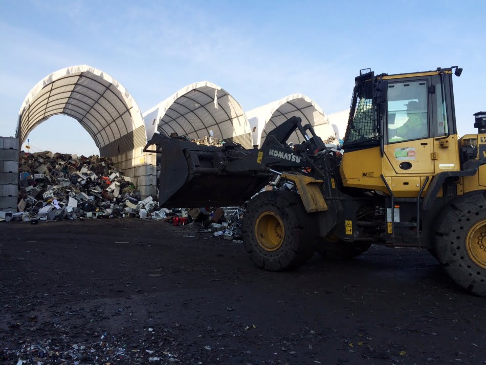 Resíduos eletroeletrônicos antes da separação em empresa de reciclagem na França