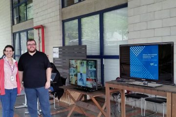 Marcia Frizzo, da Diretoria de Responsabilidade Social, e Luciano Zanella nos estúdios da Rede Globo