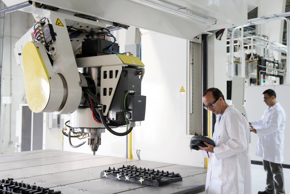 Máquina de soldagem por atrito pode ser usada nas indústrias aeronáutica, automotiva e petrolífera, entre outras