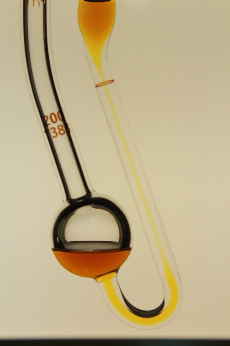 A viscosidade é uma propriedade física que caracteriza a resistência de um fluído ao escoamento. Quanto mais viscoso é o óleo, maior é sua resistência à tensão gerada dentro dos motores