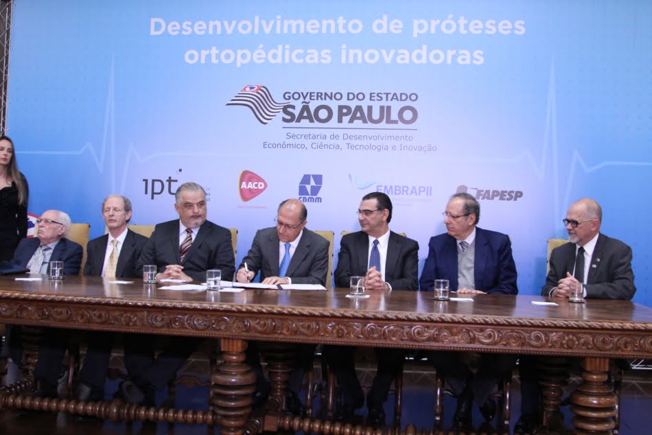 Empresas parceiras no projeto participaram hoje de evento no Palácio do Governo em São Paulo: da dir. para a esq, Landgraf; Norberto Farina (presidente voluntário do Conselho Nacional da AACD); Carneiro; Alckmin; Márcio França (vice-governador e secretário da Secretaria de Desenvolvimento Tecnológico, Ciência, Tecnologia e Inovação); Pedro Wongtschowski (presidente do Conselho de Administração da Embrapii) e José Goldemberg (presidente da Fapesp)