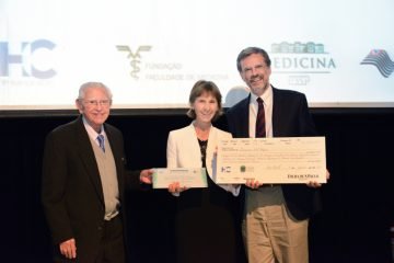 Ana Marisa Chudzinski Tavassi, coordenadora do projeto pelo Instituto Butantan, recebe prêmio no Icesp. Crédito foto: William Pereira