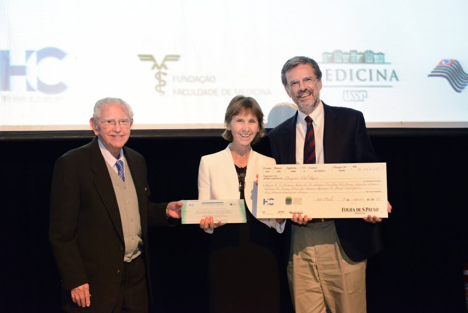 Ana Marisa Chudzinski Tavassi, coordenadora do projeto pelo Instituto Butantan, recebe prêmio no Icesp. Crédito foto: William Pereira