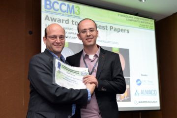Researcher Vitor Luiz Reis (on the right) got the third place with the paper Computational Study for Design of the Gas Gun Apparatus to Impact Tests on Composite Materials. Photo: Fabiano Panizzi