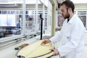 Cinco formulações de cera base, de cera para pranchas de stand-up paddle e das chamadas top coats para uso em águas de temperaturas fria, morna e quente foram desenvolvidas no laboratório do IPT