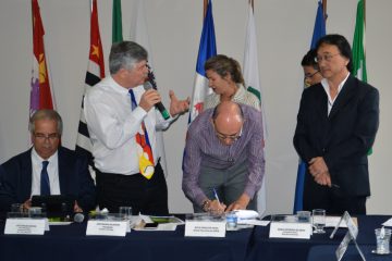 Resíduos sólidos na Baixada 4 Assinatura do projeto contou com a participação do prefeito de Bertioga, José Mauro Orlandini (à esquerda, em pé), do diretor-executivo da Agem, Helio Hamilton Vieira (centro), e do responsável pelo Laboratório de Resíduos e Áreas Contaminadas, Nestor Kenji Yoshikawa (à direita). Crédito foto: Divulgação Agem