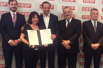 Zehbour Panossian, da Diretoria de Inovação do IPT, em assinatura de acordo de cooperação tecnológica com a Fiesp