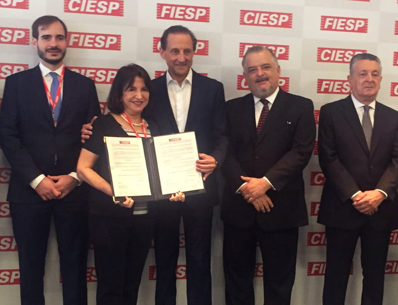  Zehbour Panossian, da Diretoria de Inovação do IPT, em assinatura de acordo de cooperação tecnológica com a Fiesp