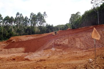 Operações de recomposição topográfica de área de lavra de bauxita durante primeiro projeto do IPT na região