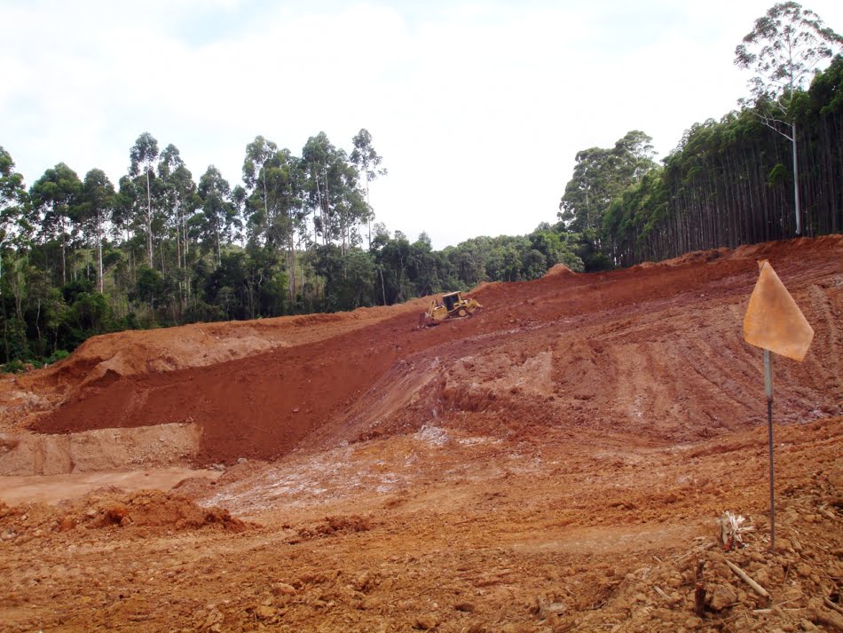 Operações de recomposição topográfica de área de lavra de bauxita durante primeiro projeto do IPT na região