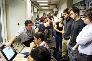 Marco Naufal, engenheiro do laboratório, recebeu quatro turmas de alunos da Poli-USP durante o ano de 2016. No ano que vem, os estudantes vão desenvolver pesquisas no laboratório