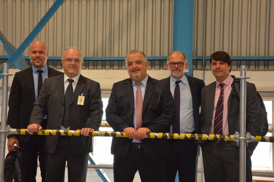 Petrobras e Governo do Estado de São Paulo forneceram os recursos para a instalação do sistema: na foto, da esq. para dir, Mafra, Luiz Eduardo Lopes (responsável pelo Laboratório de Equipamentos Mecânicos e Estruturas), França, Landgraf e Saad. Crédito foto: SDECTI