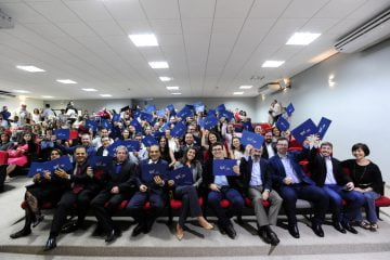 Novos mestres formados pelo IPT exibem seus diplomas durante colação de grau