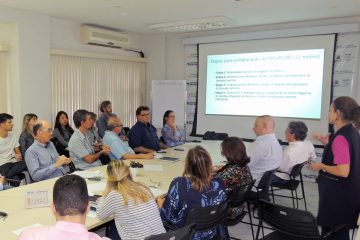 Claudia (em pé, à direita): ações terão que ser validadas por uma base conceitual técnica que subsidie cada decisão, incluindo aspectos sociais, econômicos e técnicos, com a participação de diversos atores que representem diferentes anseios