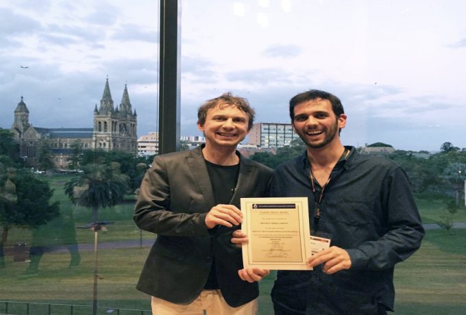 Matheus Tonelli (à direita) aluno formado no Mestrado Profissional do IPT, recebeu o prêmio Student Travel Award, em um congresso de Arquitetura na Universidade de Adelaide