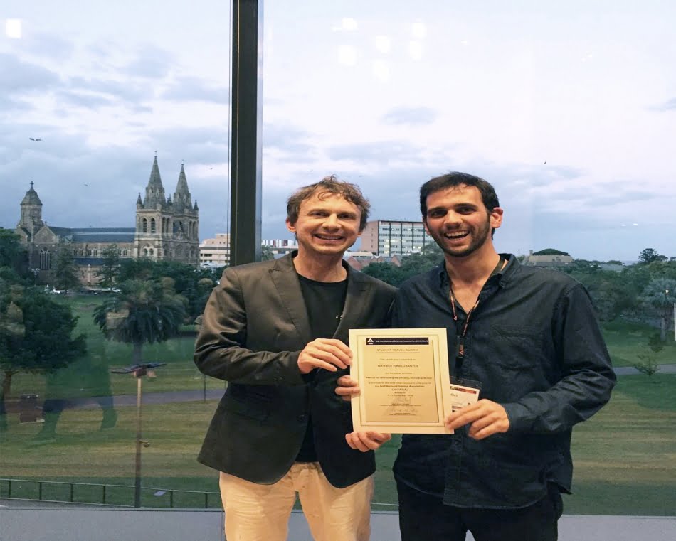 Matheus Tonelli (à direita) aluno formado no Mestrado Profissional do IPT, recebeu o prêmio Student Travel Award, em um congresso de Arquitetura na Universidade de Adelaide