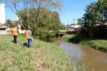 Equipe do IPT trabalha na avaliação do córrego Corvo Branco, em Lençóis Paulista