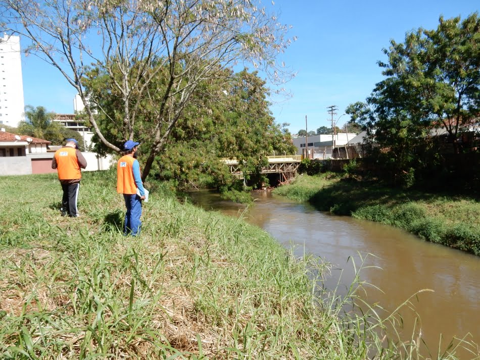 Equipe do IPT trabalha na avaliação do córrego Corvo Branco, em Lençóis Paulista