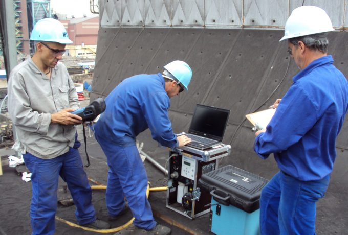 Equipe do IPT realiza medição da composição de gases em indústria