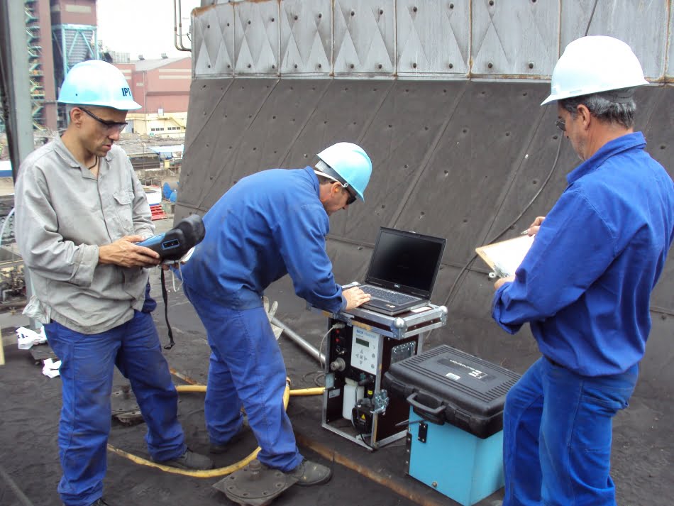 Equipe do IPT realiza medição da composição de gases em indústria