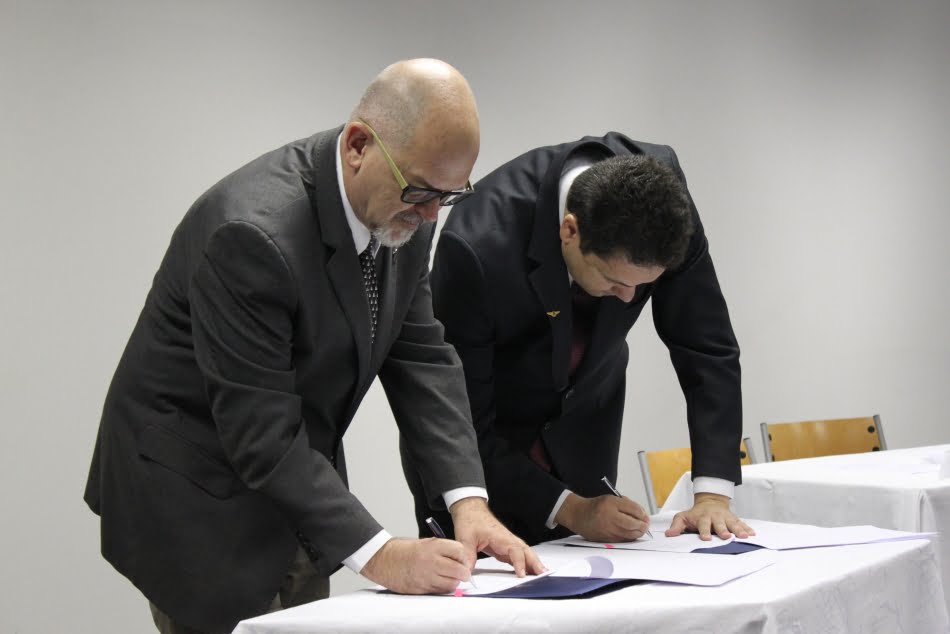 Fernando Landgraf, CEO of IPT (on the left), and Anderson Ribeiro Correia, rector of ITA, sign the technical-scientific cooperation agreement