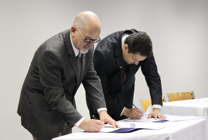 Diretor-presidente do IPT, Fernando Landgraf (à esq.), e reitor do ITA, Anderson Ribeiro Correia, assinam acordo de cooperação técnico-científica para o Núcleo de Estruturas Leves