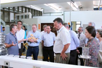 Grupo de 26 auditores do TCM-SP conheceu as competências do Instituto - na foto, a visita à àrea de pavimentos