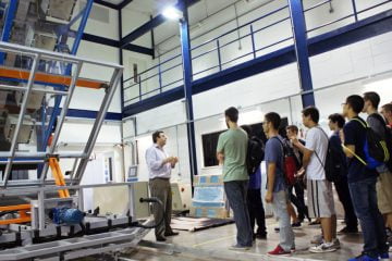 Alunos da Poli assistem apresentação do pesquisador Daniel Sowmy no simulador solar