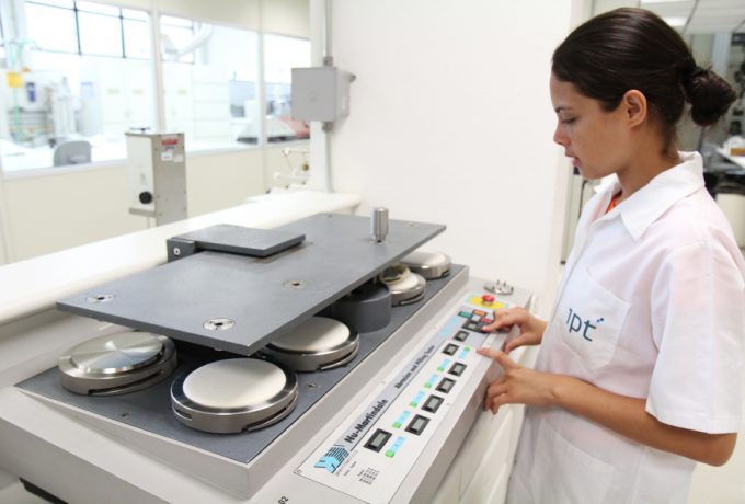 Laboratório de Tecnologia Têxtil do IPT conta com equipamentos de caracterização de tecidos