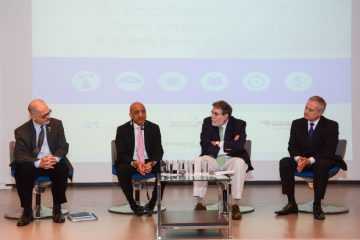 Evolução da indústria e a sua relação com as novas tecnologias foi discutida na palestra: na foto, da esq. para dir, Landgraf, Gupta, Pacheco e Martins. Crédito foto: Francisco Rosa