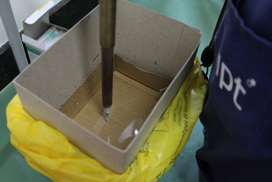 Molhagem no ensaio é feita pelo fato de os coletores estarem normalmente localizados próximos a bancadas sujeitas a respingos de água – ou mesmo ficarem postos sobre as bancadas – e também pela norma prever a molhagem interna do coletor por conta da presença de resíduos líquidos