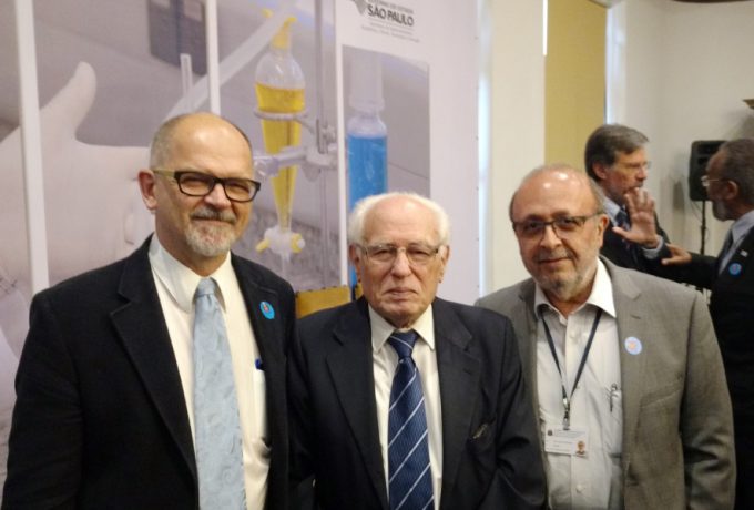 Landgraf, Goldemberg e Luís Madi, diretor-geral do Instituto de Tecnologia de Alimentos (Ital), da esq. para a dir, na cerimônia de lançamento do edital