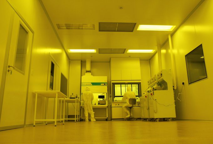 Fotolitografia, deposição de filmes finos e espessos, corrosão seca e processamento de wafers são algumas das técnicas disponíveis na sala limpa do Laboratório de Micromanufatura do IPT