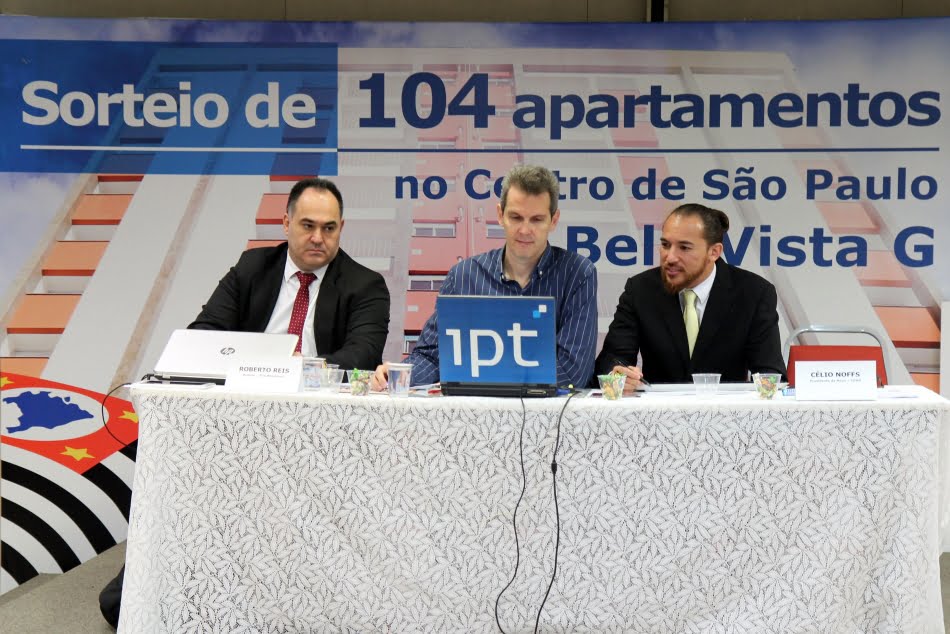 Sistema de sorteio eletrônico foi desenvolvido pelo Centro de Tecnologia da Informação, Automação e Mobilidade do IPT, e o evento contou com auditoria da TUV Rheinland - na foto, da dir. para a esq, os pesquisadores do Instituto, Alesssandro Santiago dos Santos e Renato Curto Rodrigues, e o auditor Roberto Rodrigues