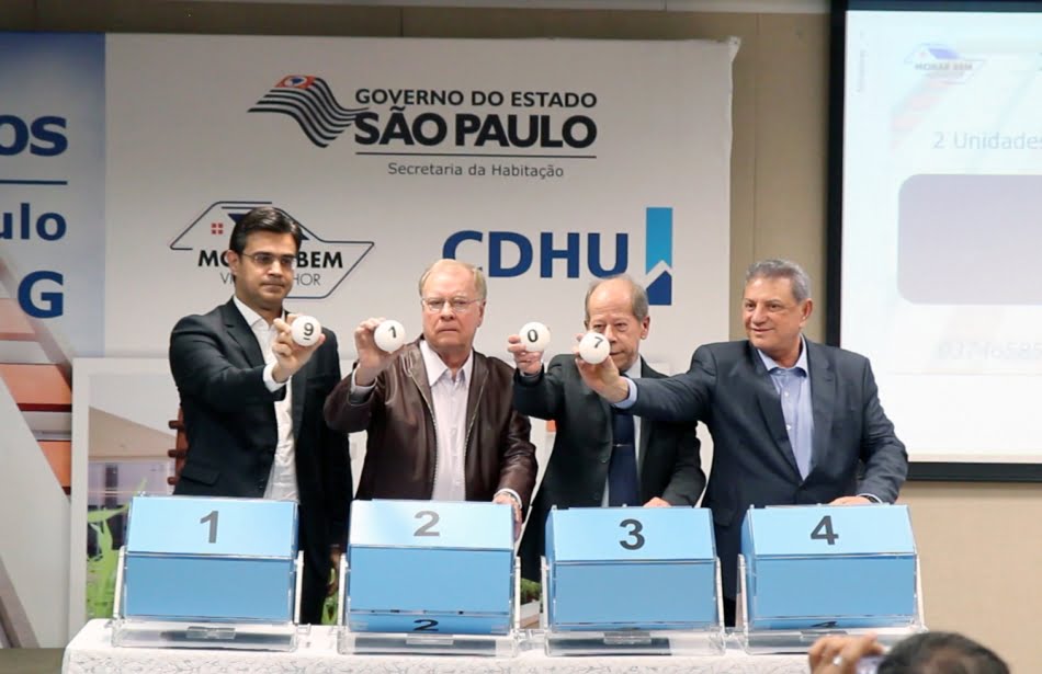 Chave de 16 dígitos, denominada ‘semente’, foi sorteada e então inserida no software antes da distribuição aleatória dos dados - na foto, da esq. para a dir, Garcia, o deputado Estevam Galvão, o diretor administrativo-financeiro da CDHU, Carlos Alberto Fachini, e o deputado Ramalho da Construção