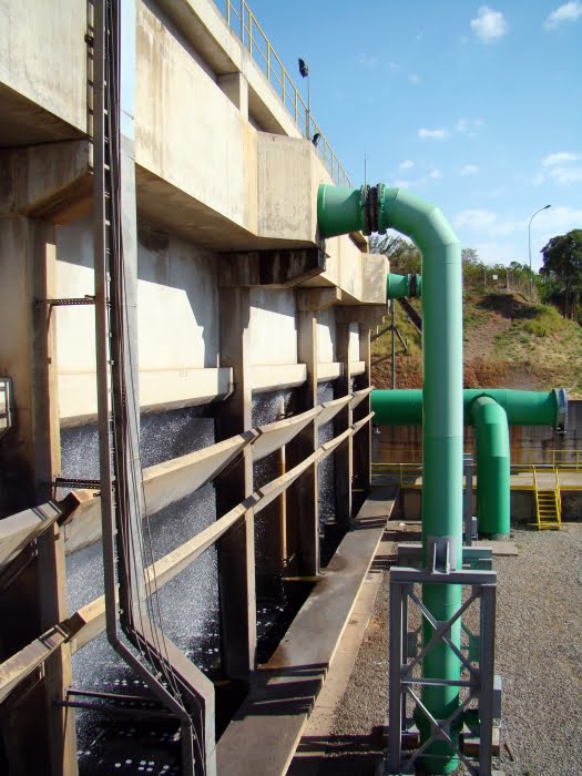 Perdas significativas de água ocorrem principalmente por evaporação nas torres de resfriamento nas plantas