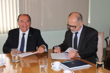 Termo de cooperação visa apoio para o desenvolvimento de projetos do poder público e da iniciativa privada - à esquerda, Santos, ao lado de Landgraf