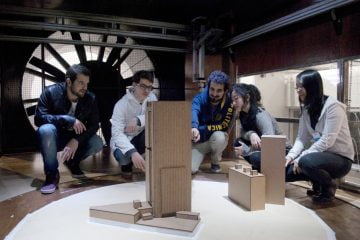 Alunos do curso de Engenharia Civil e equipe do IPT no túnel de vento: "profissionais das duas instituições têm muito a ganhar com estas parcerias", acredita o diretor-presidente do IPT, Fernando Landgraf.