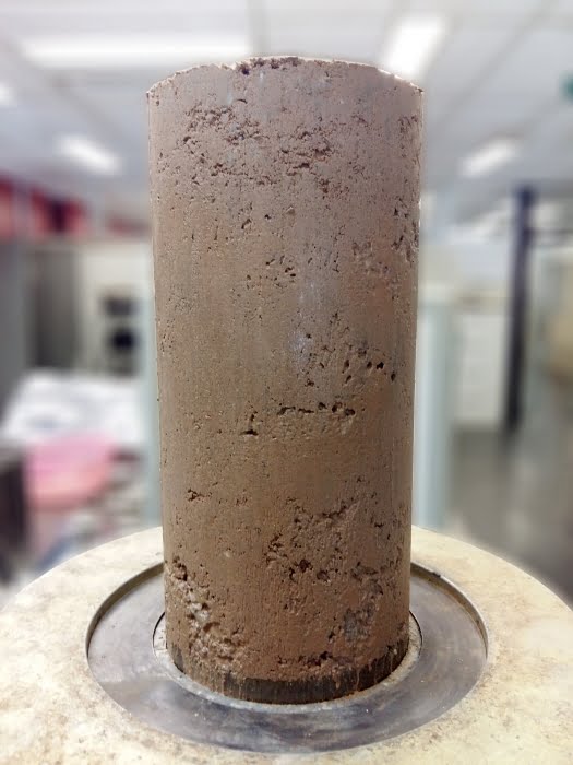 Ensaio realizado no laboratório do IPT com brita graduada tratada com cimento